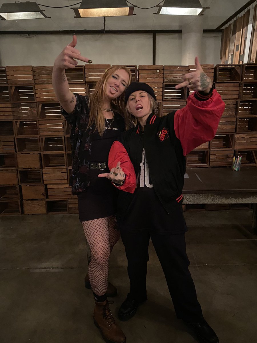 _ehunter's tweet photo. IG won’t load this pics for some reason but celebratory post bc i am reunited in ATX w @LaurenSanderson in 3 days 😝😻🖤👏🏻 https://t.co/PJJlb9YeDd