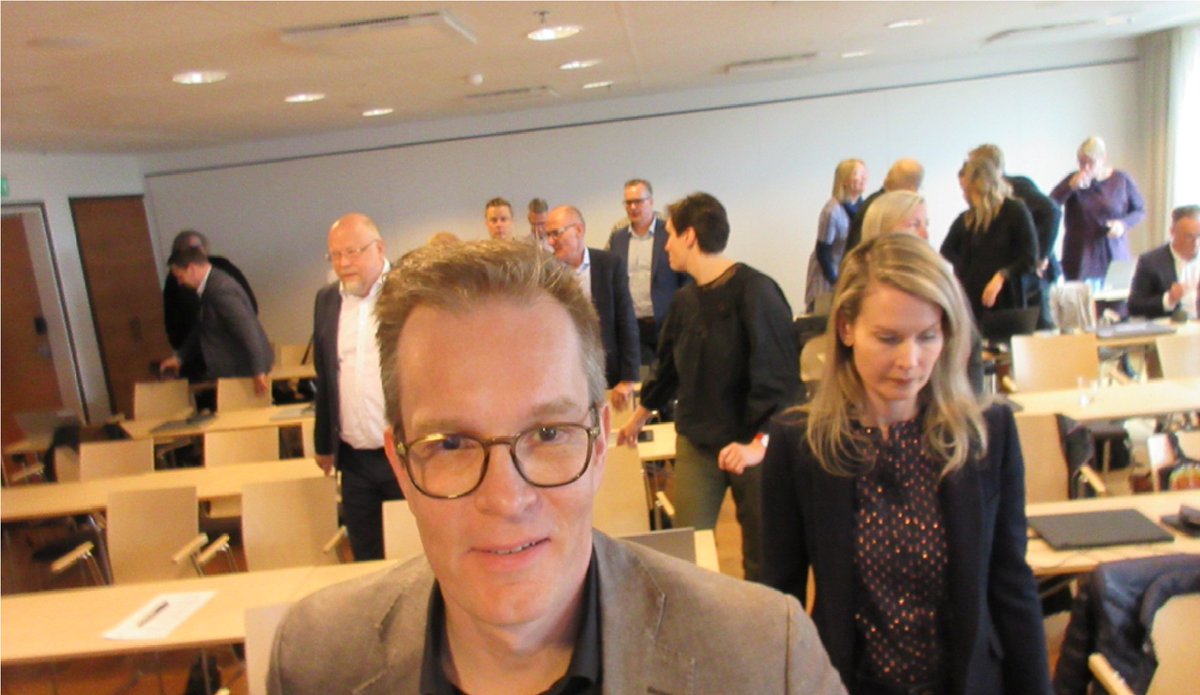 PLemminkainen's tweet photo. Kuuntele Citycast:
KURUNMÄKI elinvoimaistaa 
https://t.co/nc82t9fJcE #Citycast 

RAKLIn johtaja @KimmoKurunmaki  on johtamassa hanketta, jossa on selvitetty keinoja keskustojen elinvoiman vahvistamiseen. Esiintyy EKK:n konferenssissa 30.8. Tampereella. 

#kaupunkikeskustat https://t.co/xX5wHj9wit