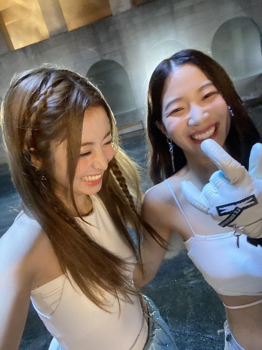 IM_LESSERAFIM's tweet photo. 내 웃음벨이 되어줘서 고맙고
여전히 잘 웃어줘서 고마워
앞으로도 갑분싸 돼도 서로 반응해주자ㅋㅋㅋㅋㅋ러뷰 해피 벌스데이 🫶
#LE_SSERAFIM #KAZUHA #HUHYUNJIN #카즈하 #허윤진 https://t.co/sjHJ2d8bKL