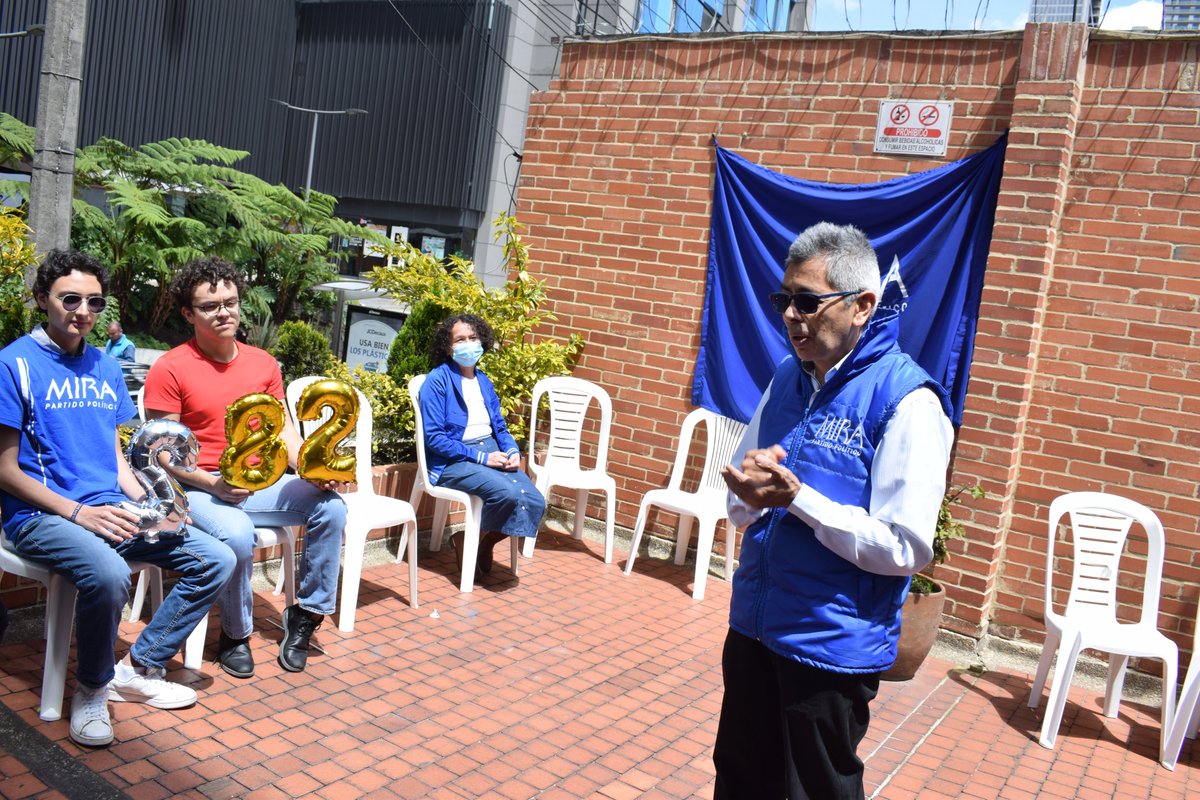 Encuentro con el candidato a la JAL Carlos Rozo 8⃣2⃣,  vendedores informales y comerciantes de la ciudad.

Hablamos sobre:

Cómo mejorar la malla vial y los paraderos del Sitp.

Apoyo a los vendedores informales y comerciantes con el subsidio de nómina.

#TodosUnidosPorBogotá