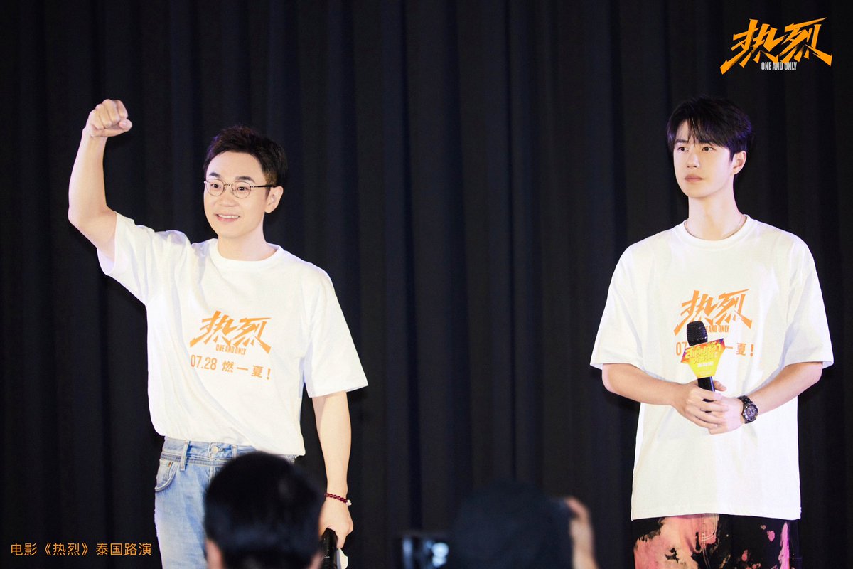 MookiieBear's tweet photo. รูปอฟช. ที่มีเขียนว่า Road Show ที่ไทยนี่เห็นแล้วใจฟูมาก 🥺🥺🥺 https://t.co/ozMOQ9tRyY