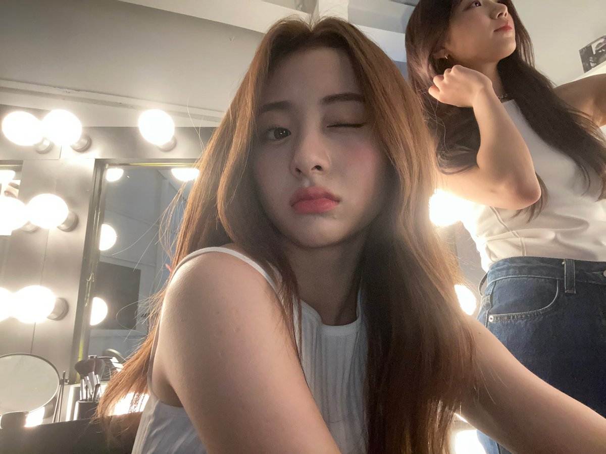 IM_LESSERAFIM's tweet photo. 이젠 셀카 찍다가 뒤에 너가 안 걸리면 서운해 https://t.co/CTjwcR09xn