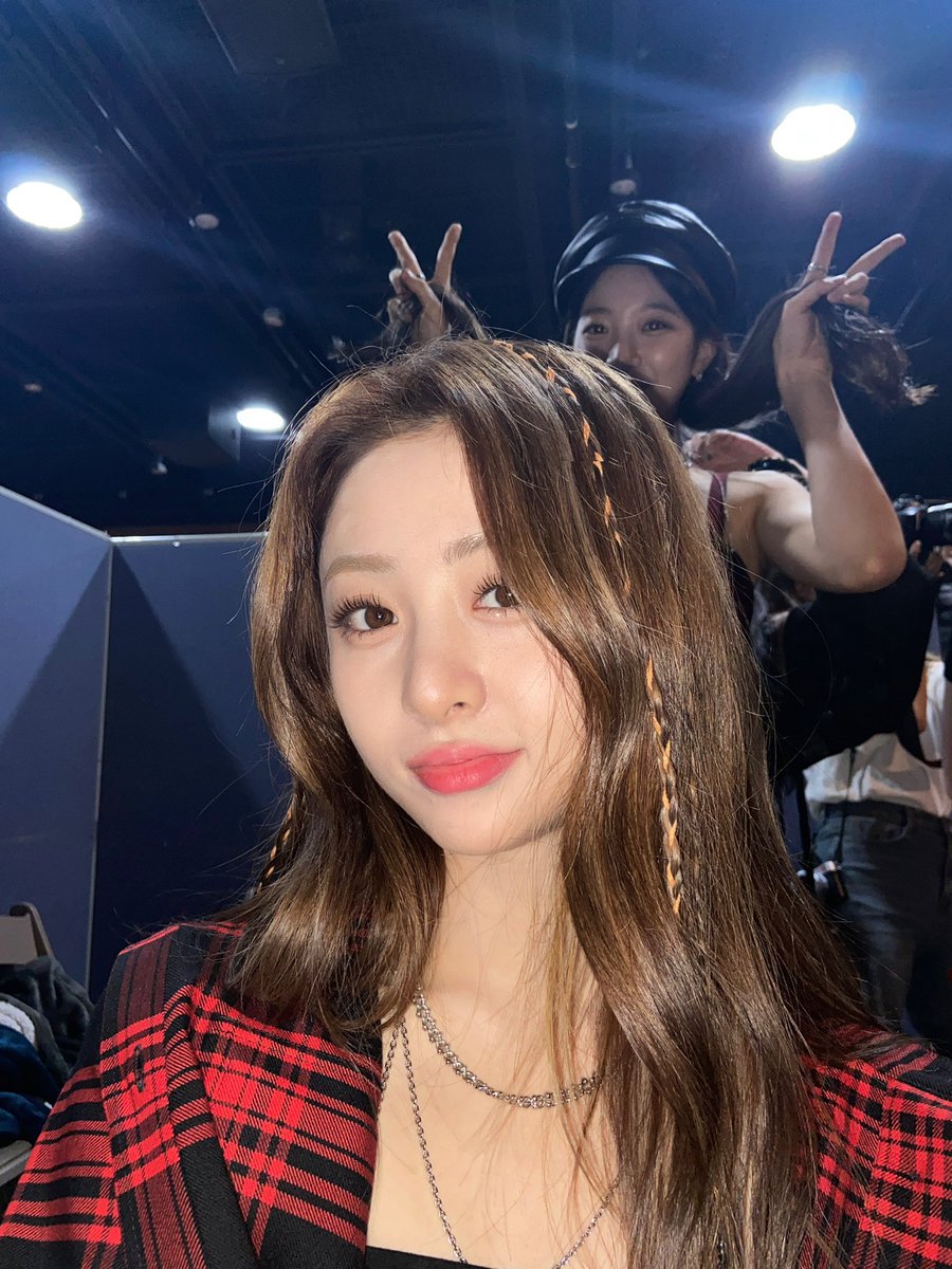 IM_LESSERAFIM's tweet photo. 이젠 셀카 찍다가 뒤에 너가 안 걸리면 서운해 https://t.co/CTjwcR09xn
