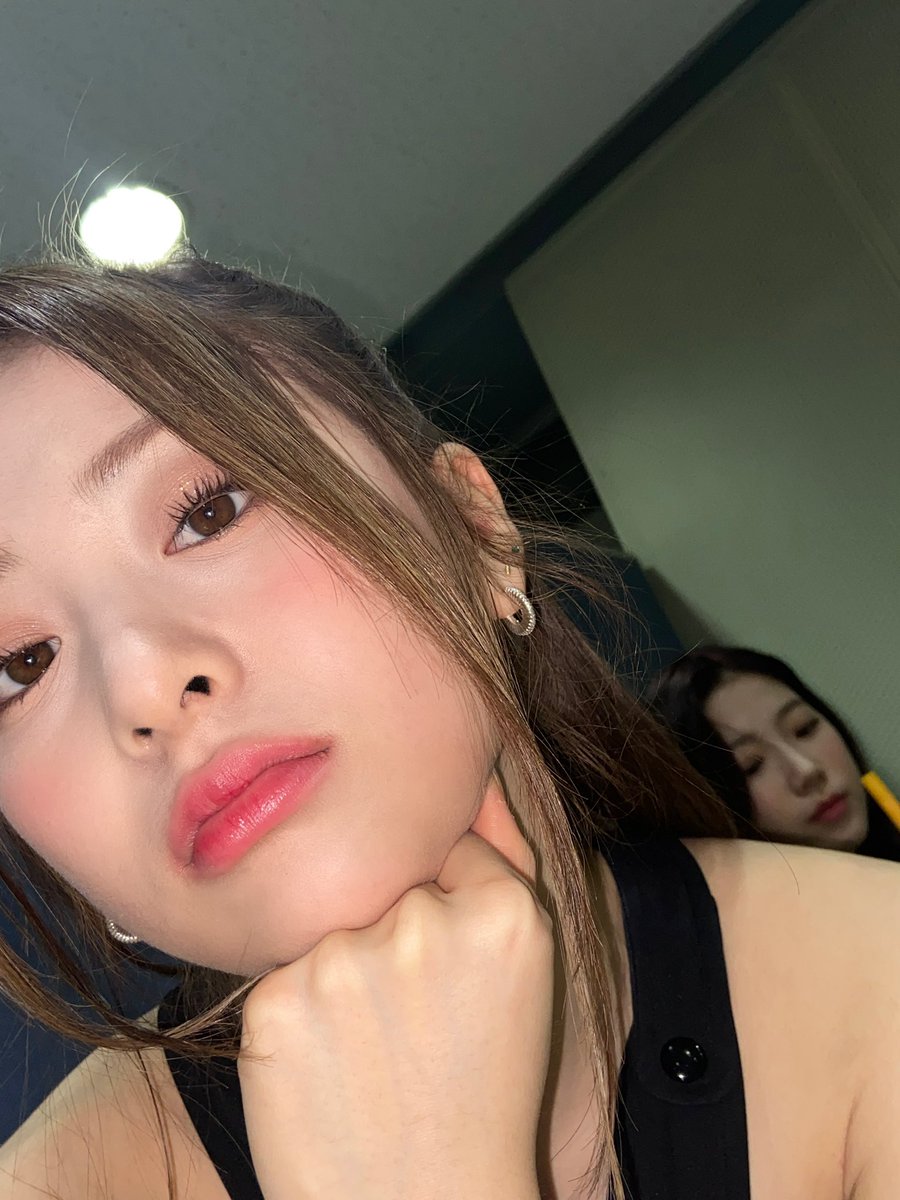 IM_LESSERAFIM's tweet photo. 이젠 셀카 찍다가 뒤에 너가 안 걸리면 서운해 https://t.co/CTjwcR09xn