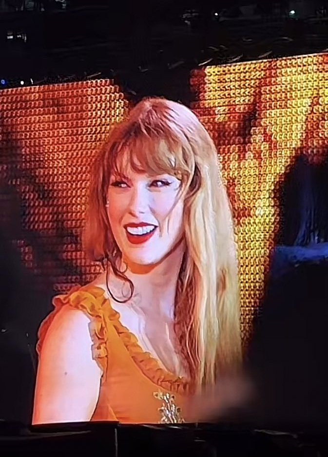 taylorswiftbr's tweet photo. LENDÁRIA!

Taylor foi ovacionada por 7 MINUTOS e 40 segundos após "champagne problems". 🧡

#LATSTheErasTour https://t.co/yzwrFXdpwV