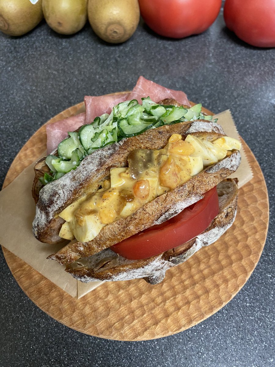 何も考えずにサンドイッチ作ったら馬鹿だけどハッピー！みたいな感じになった。とりあえず卵サラダにチャツネ入れたらおいしいね！