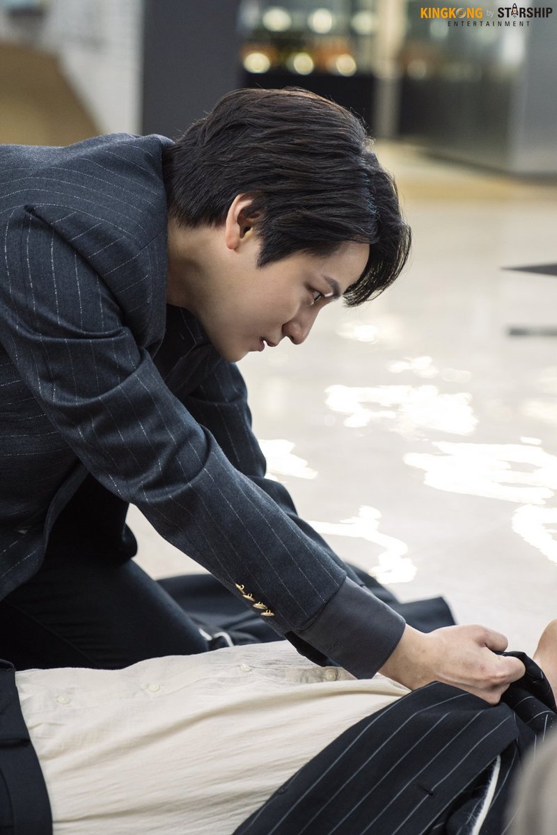 ileom_'s tweet photo. 오타꾸 저격 이랑 캐릭터 설명

1. 완전한 구미호 ㄴㄴ 반.인.반.요
2.다 필요없음 형에 미쳐있음
3.형한테 베인 상처가 배에 있음
4. 굉장히 아픈 서사가 있음
5. 많이 굴려짐
6 아.기.여.우.
7. 한 번도 제대로 여미지 않는 단추 
8. 내가 좋아하는 반깐
9.내가 좋아하는 수트 질리도록 입어줌 https://t.co/gLafXCgOqU
