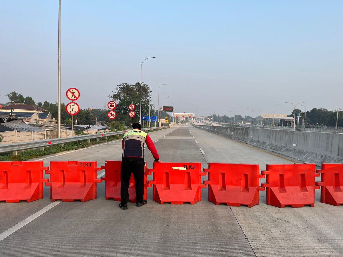 #TolCijagoDepok On ramp Kukusan3 sementara ditutup (06:00 WIB), dan akan dibuka kembali (11:00 WIB) setiap harinya. Bagi pengguna jalan diharapkan agar menyesuaikan waktunya. Jaga jarak aman kendaran, dan semoga selamat sampai tujuan...