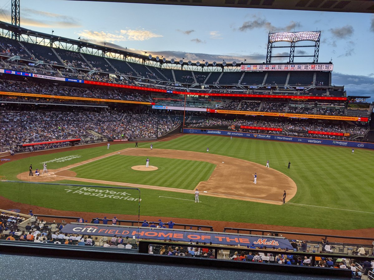 reporterhoa's tweet photo. Beautiful evening for some @nymets baseball, especially with a polar bear Alonso 2-run homer to start the game https://t.co/zzdIwZUA0N