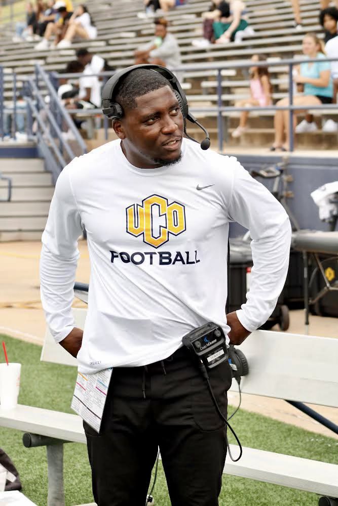 UCO Football (@ucobronchofb) on Twitter photo “Help us out in wishing a big happy birthday to our TE’s coach, and Recruiting Coordinator <a href="/_CoachDonald/">Dimitri Donald™</a>‼️ Thanks for all you do coach🤞🏾” “Help us out in wishing a big happy birthday to our TE’s coach, and Recruiting Coordinator <a href="/_CoachDonald/">Dimitri Donald™</a>‼️ Thanks for all you do coach🤞🏾”