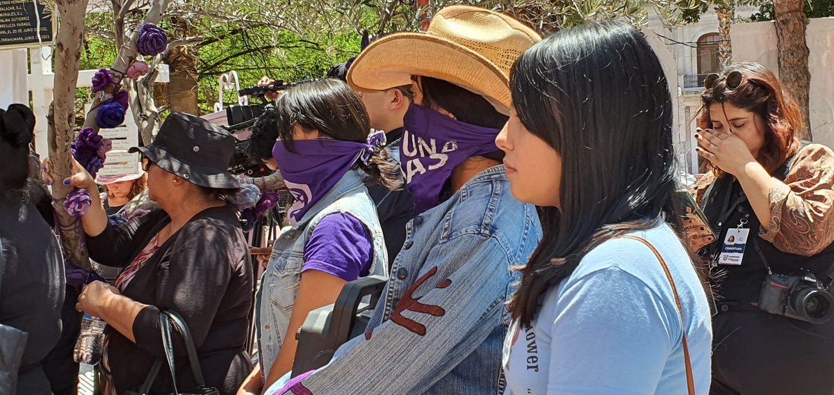 MesadeMujeres's tweet photo. A 20 años del informe "México: 10 años de desapariciones y asesinatos de mujeres en Juárez y Chih" Edith O. de @amnistiamexico acudió a cd.Chih a un acto donde se honró la memoria de las víctimas; presentes el MEM y las  Colectivas de Madres Unidas por Nuestras Hijas.
#NiUnaMas https://t.co/ZhtG94nD2J