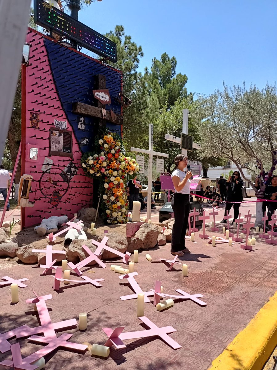 MesadeMujeres's tweet photo. A 20 años del informe "México: 10 años de desapariciones y asesinatos de mujeres en Juárez y Chih" Edith O. de @amnistiamexico acudió a cd.Chih a un acto donde se honró la memoria de las víctimas; presentes el MEM y las  Colectivas de Madres Unidas por Nuestras Hijas.
#NiUnaMas https://t.co/ZhtG94nD2J
