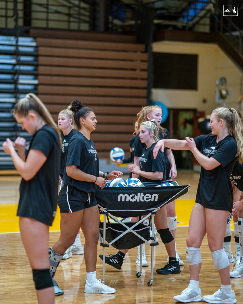 WYO_Volleyball's tweet photo. Electric energy in the UniWyo 
Day ☝️ of the 2023 campaign https://t.co/re8wpPB3w9