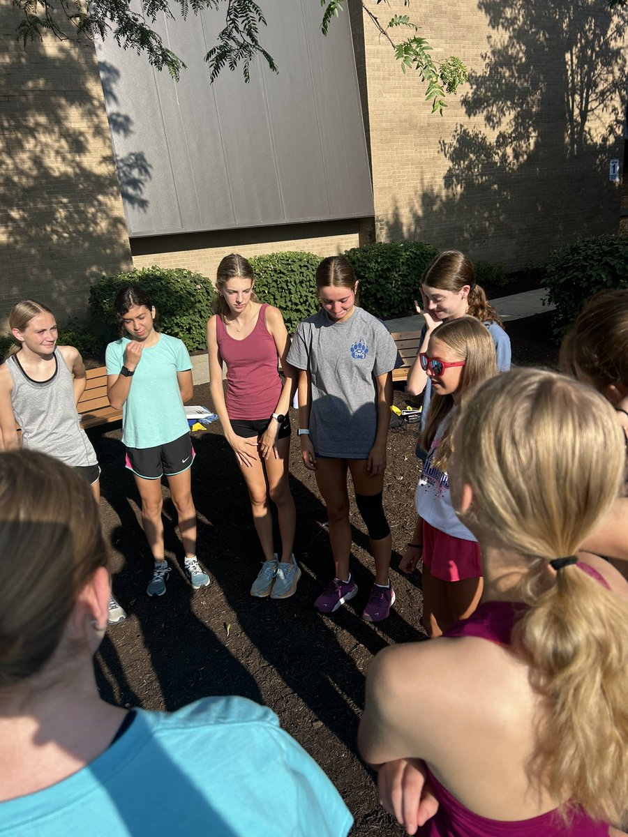 LZGTF1's tweet image. A great Day 2 of “Getting to know you!” Slowly we will bring our NEW Bears along with US! BE FOR US! #culturewins #buildabear #processoriented @lzhsathletics @coachmorello1