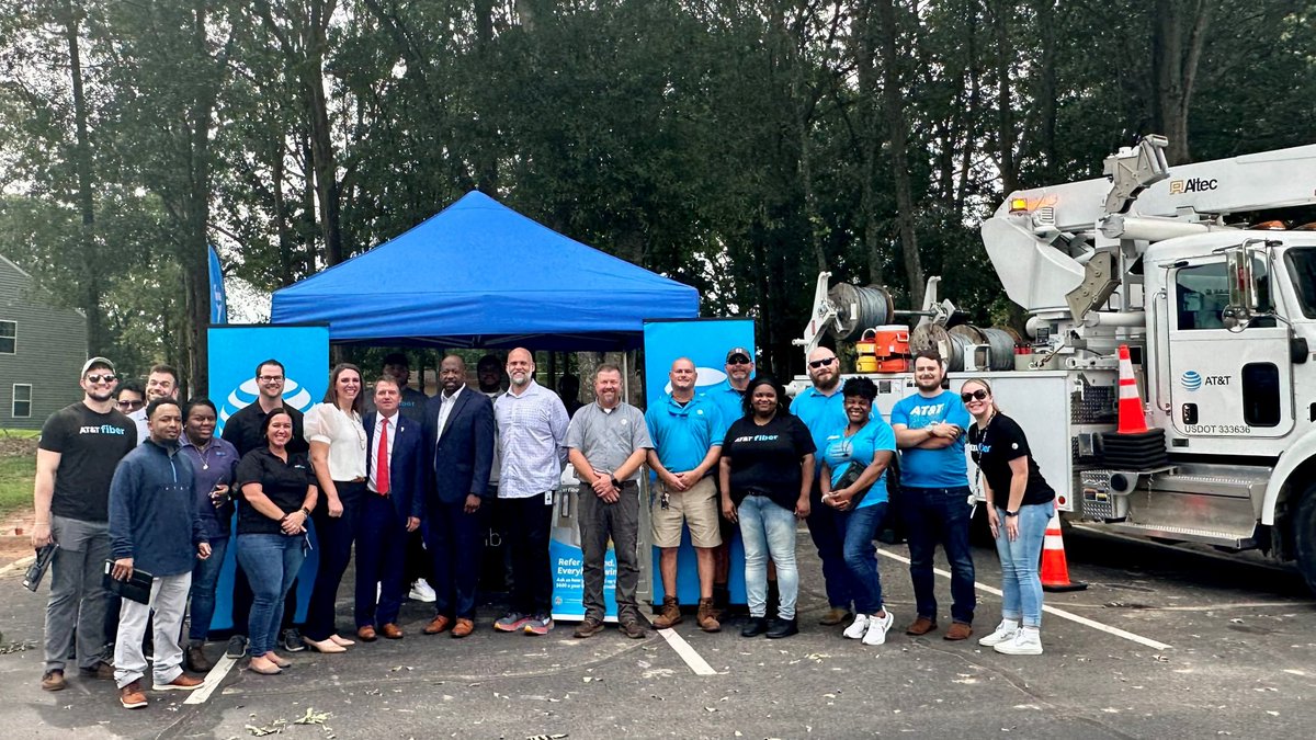 Proud to be in Berea today to celebrate new #ATTFiber availability for residents & small businesses! Our @ATT team works every day to close the digital divide & connect more South Carolinians. Today is another example of how we are accomplishing just that.