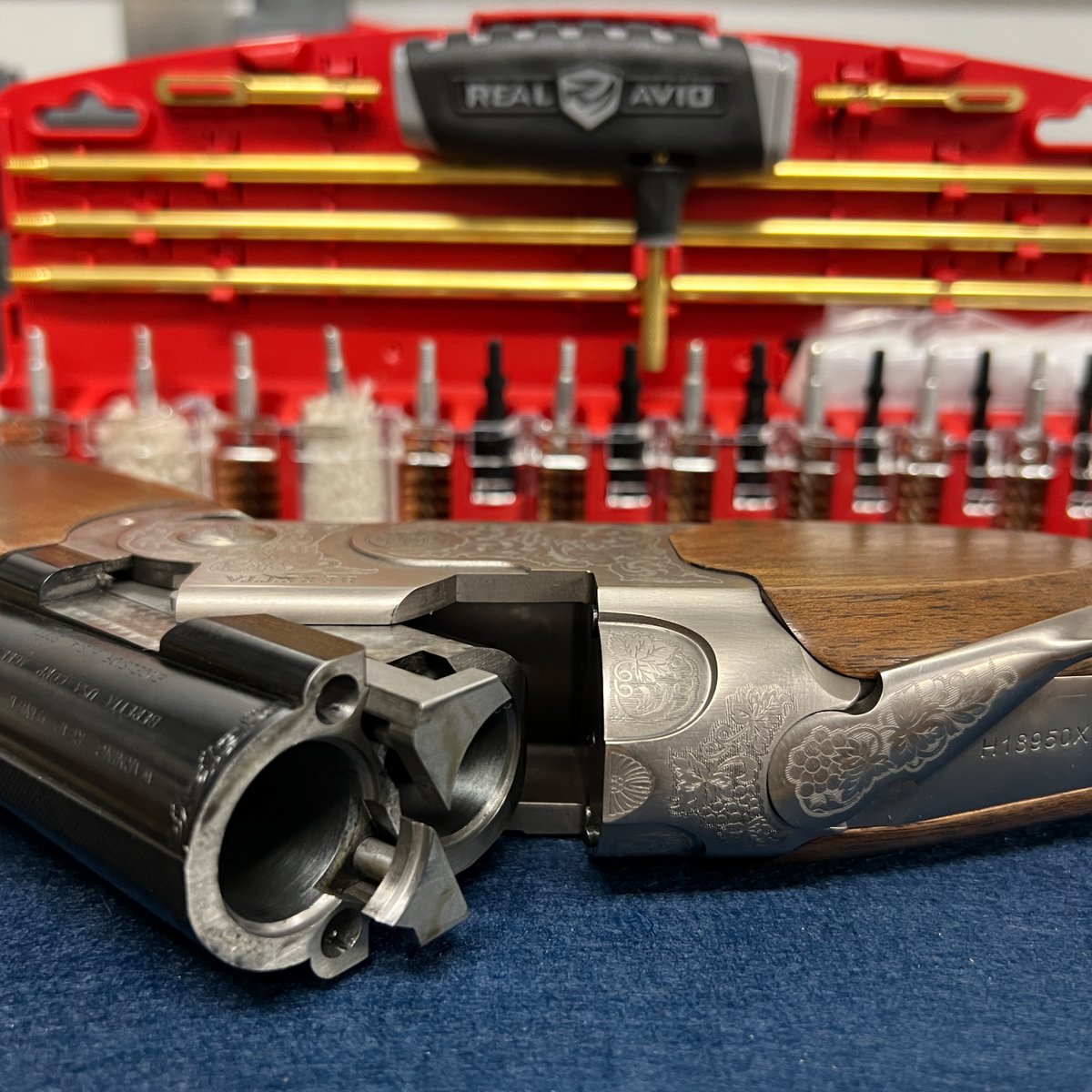 arnzenarms's tweet image. 🎯 A clean shotgun is a reliable shotgun! 🎯 Keep your over-under in top condition with Real Avid cleaning supplies. 🧼🔫 #ReliableShotgun #RealAvid #GunMaintenance
