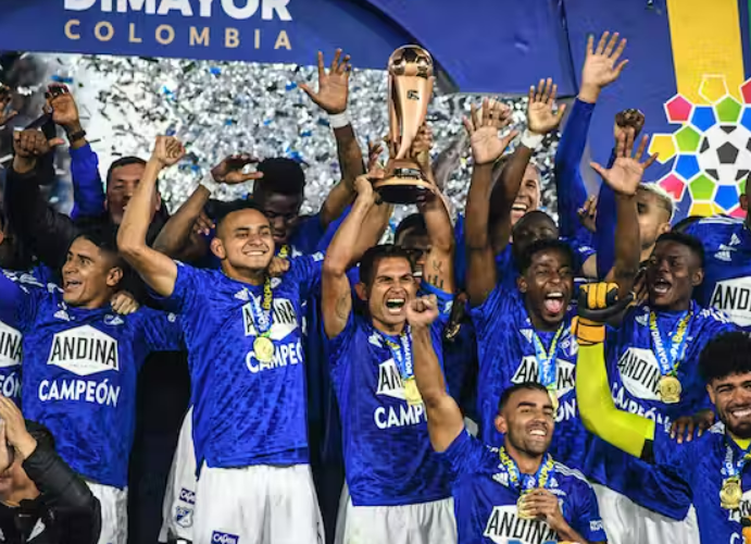 DamelaVos's tweet photo. E na Colômbia, abordamos a conquista da tão sonhada "16° estrella" do Millonarios: o título nacional que confirmou o sucesso de um trabalho de longo prazo conduzido por Alberto Gamero e um elenco que apresenta boa mescla de experiência e juventude. https://t.co/gDeXOMITiZ