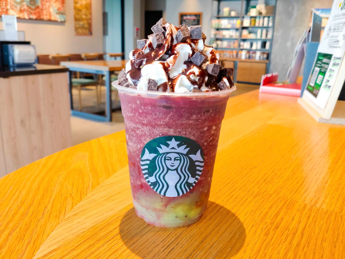 stb_site8's tweet photo. スタバ新作「スイカフラペチーノ」最強カスタム【今日から発売】

・ホワイトモカシロップ追加
・チョコチップ追加

元々さっぱりしてるけど、このカスタムで旨味とコクが増してかなり美味しくなる。普通のが味薄く感じるくらい濃厚なうまみ。チョコチップ追加するとスイカバーの味になります🍉 https://t.co/BHcp3mYqzD