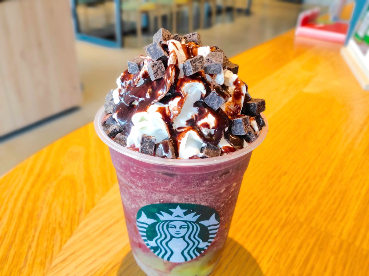 stb_site8's tweet photo. スタバ新作「スイカフラペチーノ」最強カスタム【今日から発売】

・ホワイトモカシロップ追加
・チョコチップ追加

元々さっぱりしてるけど、このカスタムで旨味とコクが増してかなり美味しくなる。普通のが味薄く感じるくらい濃厚なうまみ。チョコチップ追加するとスイカバーの味になります🍉 https://t.co/BHcp3mYqzD