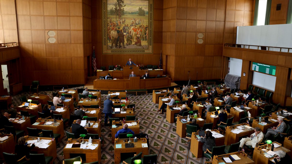 ORPolitics's tweet image. Oregon lawmakers who participated in 2023 legislative walkout officially banned from reelection bit.ly/3s2LMVN