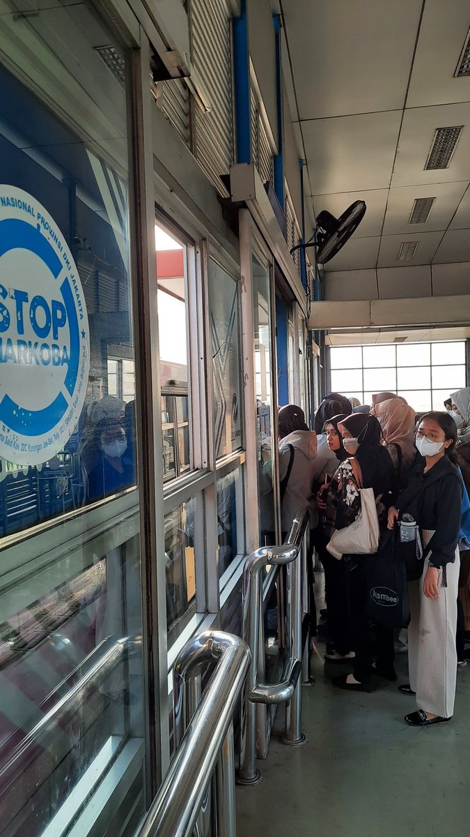R_Mudhoffar's tweet photo. Dear @PT_Transjakarta 

Hari ini Aug 8, 2023. Pengguna Bus TJ menumpuk di Halte Cipulir. Sangat disayangkan, setiap hari keadannya seperti ini, tolong evaluasi + PDCA nya dijalankan, Thanks https://t.co/lyF90j4r7U