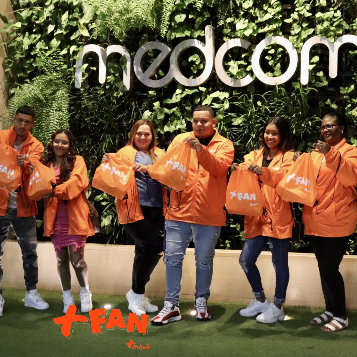Telemetro's tweet photo. Los #masfan de @MasMovilPanama recibiendo sus premios y buco billetito https://t.co/tRJgJajUVz