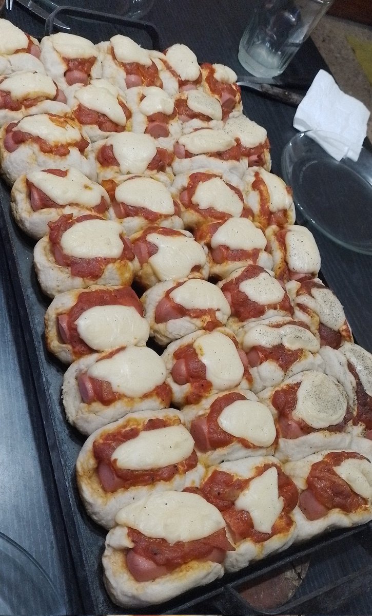 sofichutes's tweet photo. ayer fue mi aniversario con mi novio y como somos dos gordos hicimos PANCHIPIZZA (receta de tiktok) https://t.co/G9hJ0N4kG9