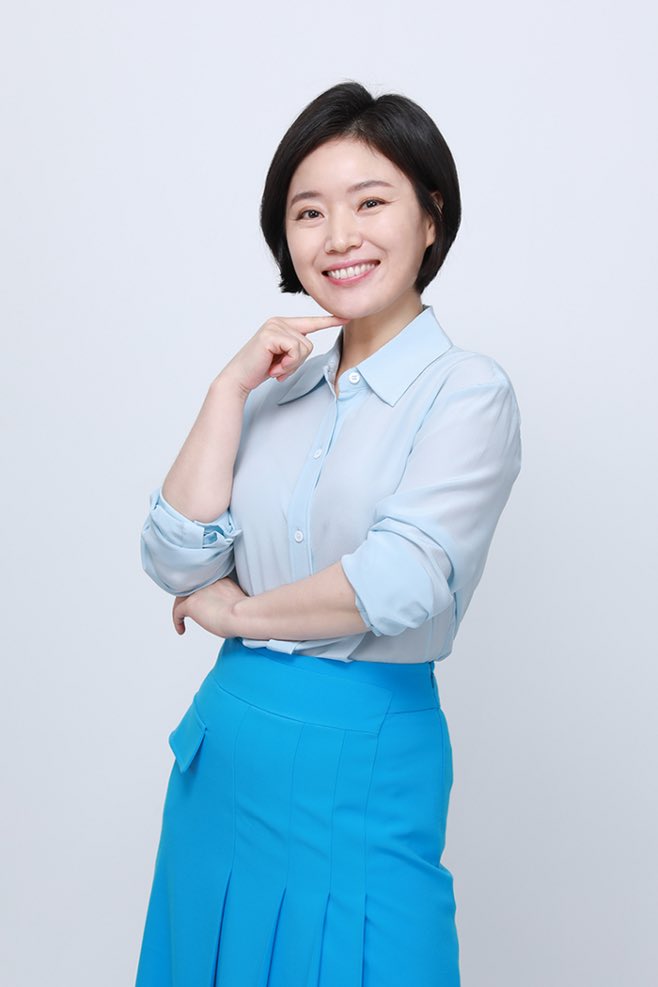 #ParkSungYeon confirmed cast for JTBC drama <#BehindYourTouch>, she will act as #HanJiMin’s aunt Jung Hyun-ok who helps her nephew as a nurse at an animal hospital.

Broadcast on Aug 12.

#LeeMinKi #SUHO