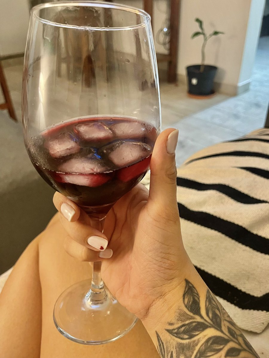 Agosto 8 
Degustando una copa de vino después de una ducha, cada vez me está gustando mucho el estar sola e invertir tiempo en mí, compartir conmigo misma, el estar escuchando música y pensar que es hermoso tener tanto AMOR PROPIO.
Qué terminen una excelente noche de martes 🤍.
