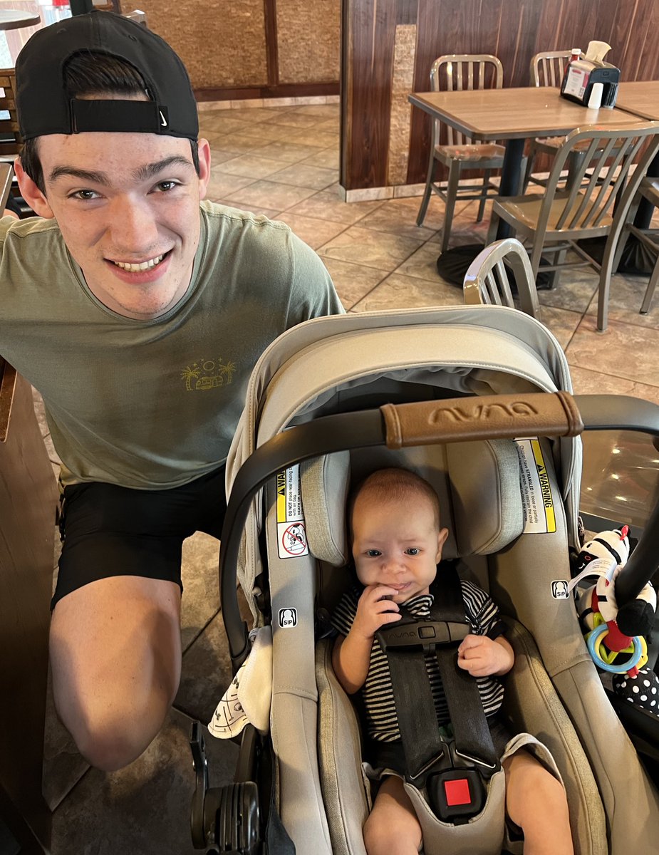 matthewhasse33's tweet photo. The little guy met the big fella today!!! PROUD of you Charlie….we will miss you! Good luck at GW! 🐺🏀#OnceAHuskieAlwaysAHuskie https://t.co/1modBvRgSW