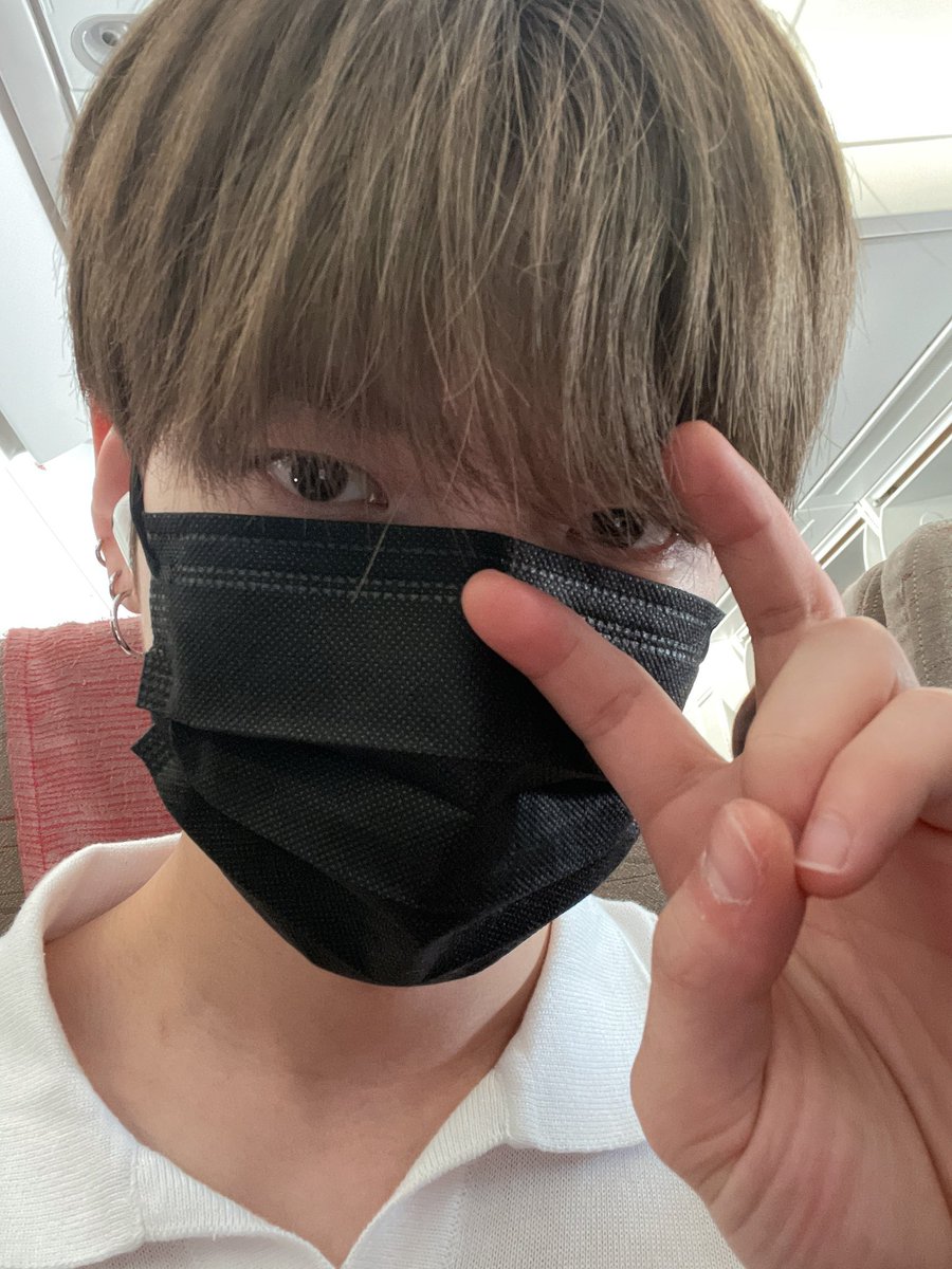 by_verivery's tweet photo. [#계현]

다녀올게요✈️
다녀올동안 더위 조심💦 태풍 조심!!💜🤍

#GYEHYEON 
#VERIVERY https://t.co/jM3GPXKWrH