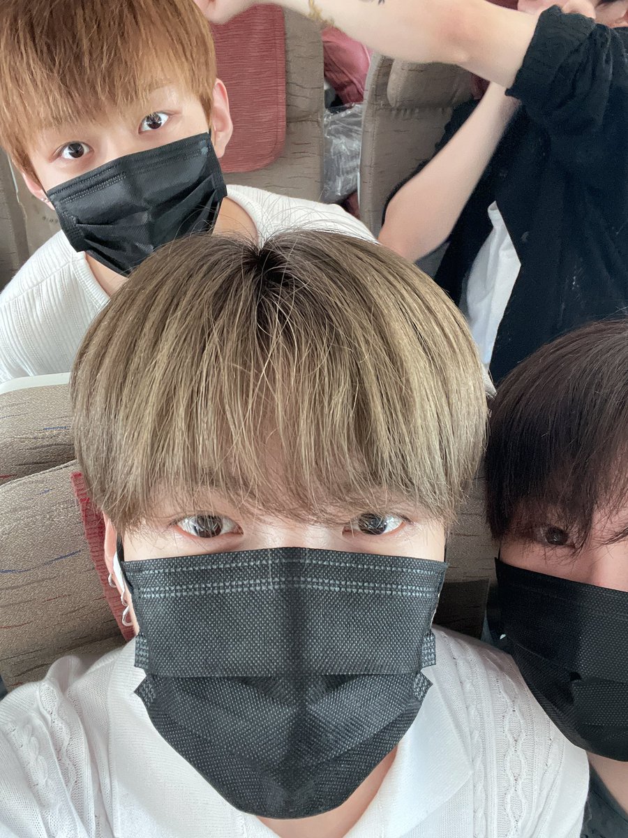 by_verivery's tweet photo. [#계현]

다녀올게요✈️
다녀올동안 더위 조심💦 태풍 조심!!💜🤍

#GYEHYEON 
#VERIVERY https://t.co/jM3GPXKWrH