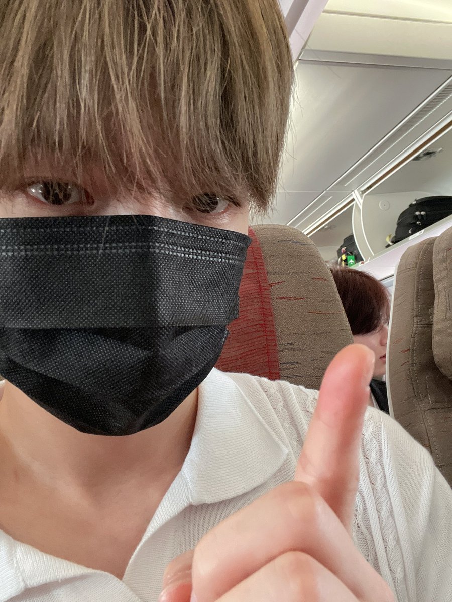 by_verivery's tweet photo. [#계현]

다녀올게요✈️
다녀올동안 더위 조심💦 태풍 조심!!💜🤍

#GYEHYEON 
#VERIVERY https://t.co/jM3GPXKWrH