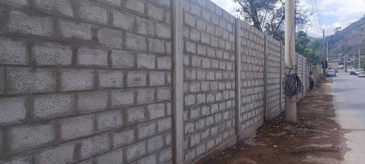 EfranOrdez1's tweet photo. La seguridad es uno de nuestros ejes prioritarios y por ello, avanzamos en la construcción del cerramiento en la Unidad Educativa "13 de Mayo", creando un ambiente de mayor confianza y acogedor para toda la comunidad educativa #TransformaciónEducativaEc  @mariabrownp @FenixLa1240 https://t.co/FjRwSj61Gs