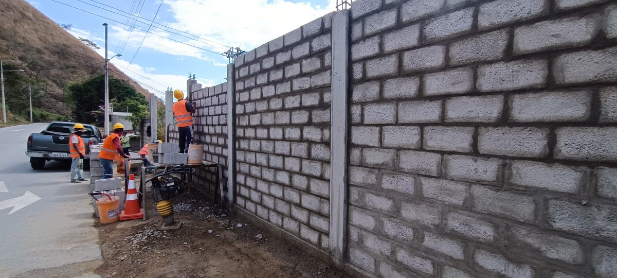 EfranOrdez1's tweet photo. La seguridad es uno de nuestros ejes prioritarios y por ello, avanzamos en la construcción del cerramiento en la Unidad Educativa "13 de Mayo", creando un ambiente de mayor confianza y acogedor para toda la comunidad educativa #TransformaciónEducativaEc  @mariabrownp @FenixLa1240 https://t.co/FjRwSj61Gs