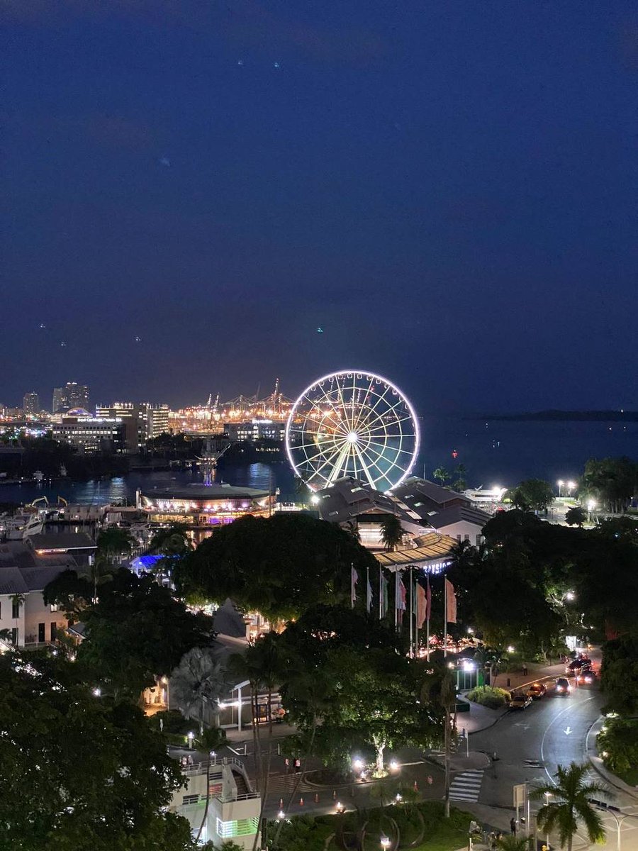 hanahamoon's tweet photo. It's a beautiful night in Miami. A good friend took my picture. https://t.co/WmfexA5qUu