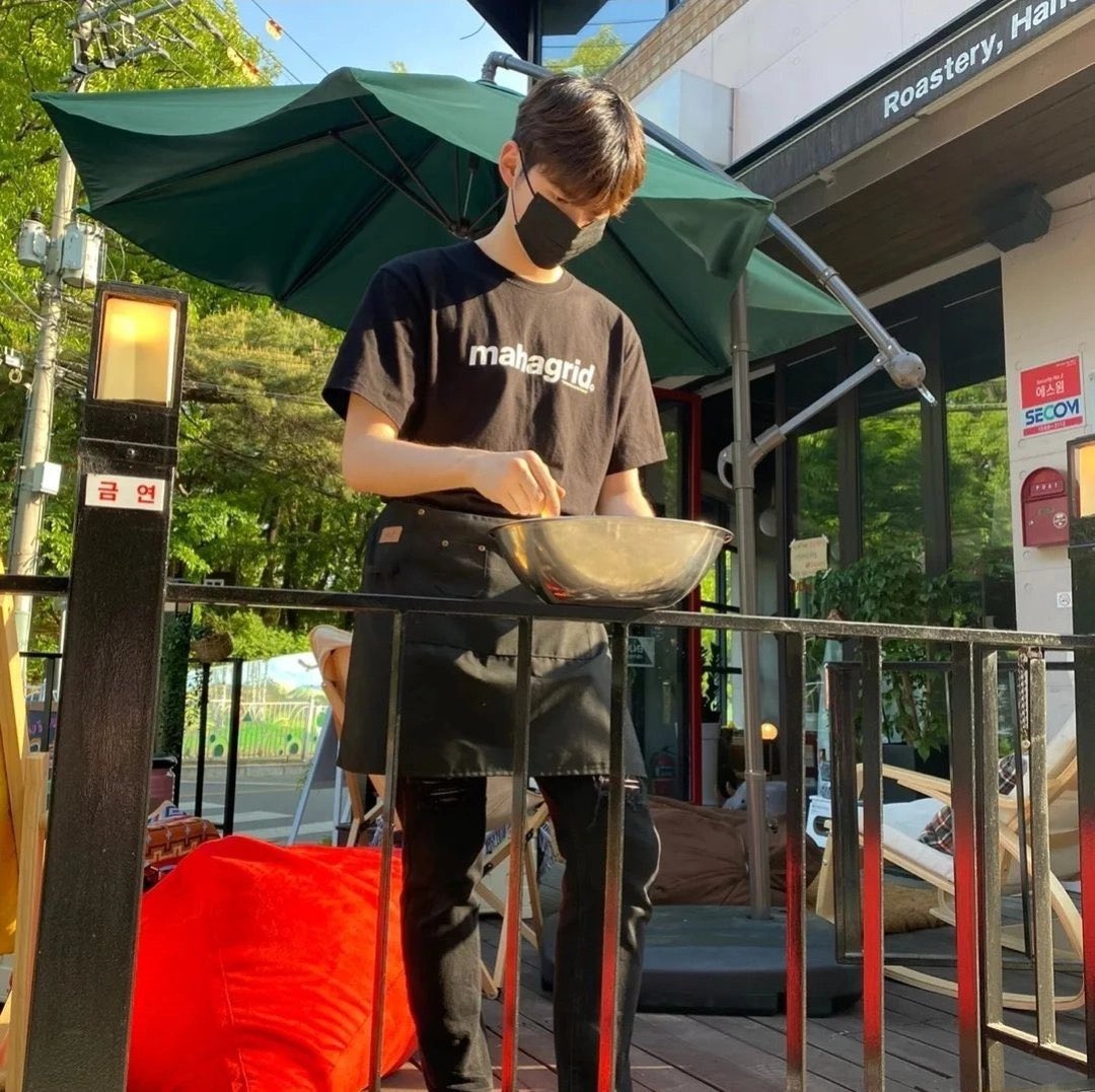 hanbinpotato's tweet photo. ボイプラの時のお宝エピ…知らなかった🥹

うちのコンビニでちょっと夜間バイトしてたけど見るたびに本当にかっこいいって言ってたのに… 礼儀正しく、ソウルを行き来しながら練習するのに疲れているはずなのに、いつも笑いながら誠実に働いてた記憶でハンビンが本当にうまくいくことを信じます〜^^ ↓ https://t.co/kTmLFjT3yx