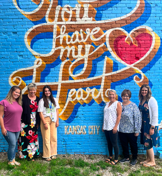 Welcome to Stilwell!  New Staff Touring our town!  Mustangs have our Hearts!💚💚💚 <a href="/StilwellMustang/">Stilwell Elementary</a>  Thank you USPS Eddie for helping capture the moment! #BVTogether <a href="/bvschools/">Blue Valley Schools</a>