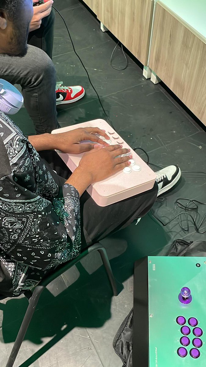 Thank you <a href="/YatoHero/">YatogamiNL</a> for showing interest in my new line up of leverless arcade sticks! 
He even went out of his way to order his own custom box after testing it😤😄

For the others interested aswell i still have 3 slots open for custom boxes, feel free to dm me for any questions!