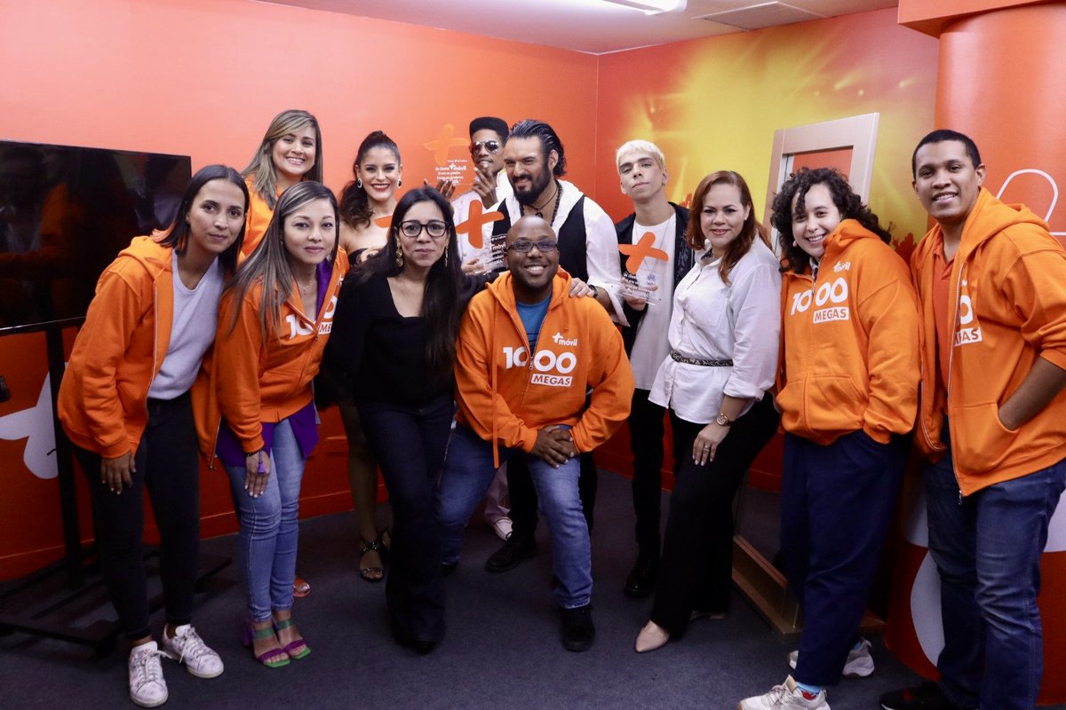 Telemetro's tweet photo. Los #masfan de @MasMovilPanama compartieron con los finalistas de #YoMeLlamoPa 🎤🎶 https://t.co/8V0pZHFhV7
