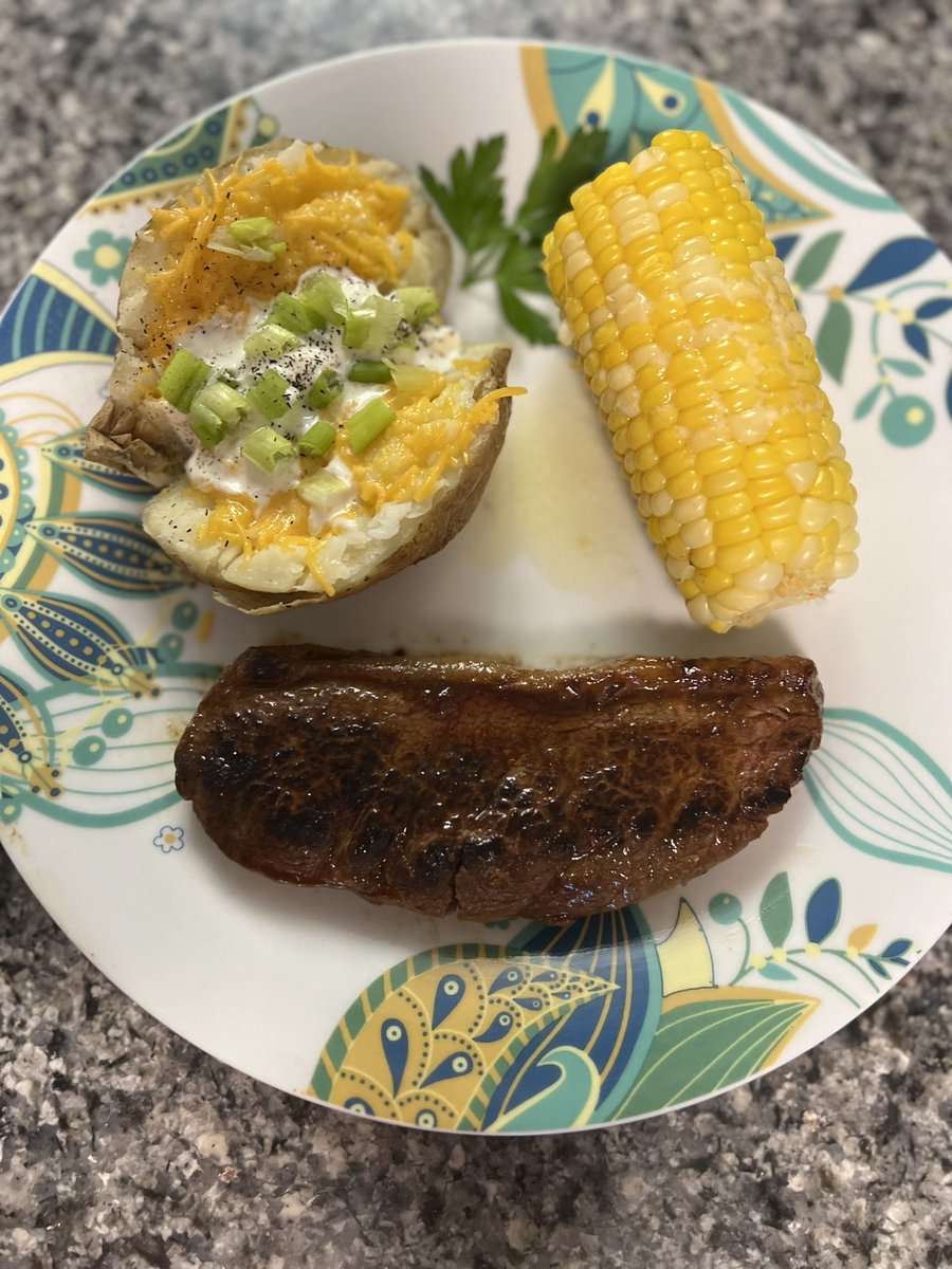 Makeupbaroness's tweet image. #inmykitchen I made #Yummy #mediumrare #SirloinSteaks #LoadedBakedPotatos #cornonthecob 🌽 everything from @ShopRiteStores and it was a perfect 10!!! #dinnerfortwo 👩‍🍳