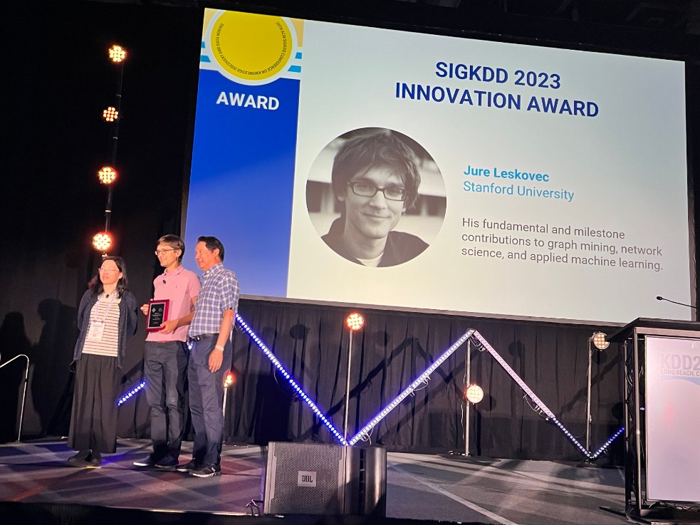 🎉 Excited and honored to receive the #SIGKDD Innovation Award for my contributions to #GraphMining, #NetworkScience, and applied #MachineLearning! Looking forward to advancing these fields even further! 🚀 I am grateful for all the amazing students and collaborators. Thank you