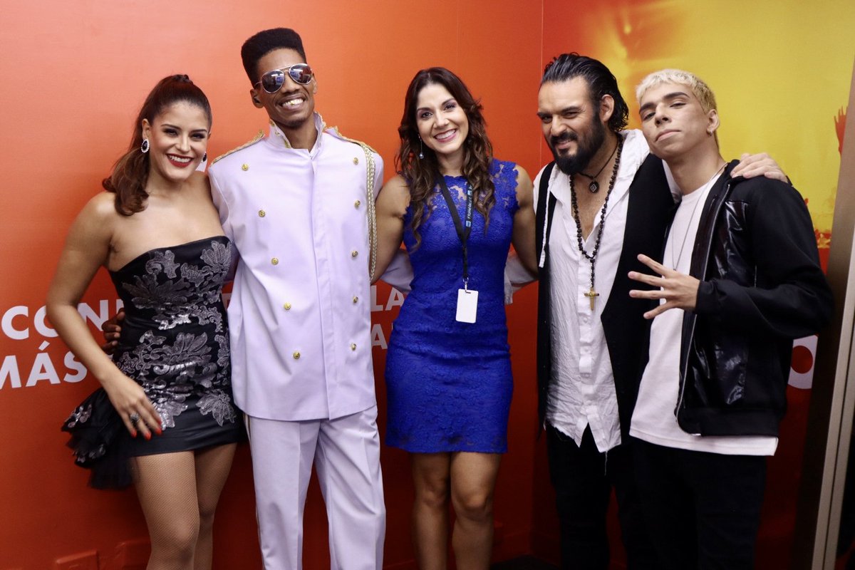Telemetro's tweet photo. Con la profe de canto 🎤 ansiosos y listos para conocer el ganador o ganadora de la noche #YoMeLlamoPa 
#masfan https://t.co/rAf2tii1bo