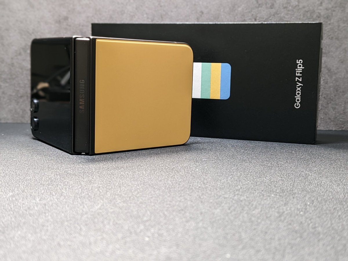 GadgetsSpec's tweet photo. The Samsung Galaxy Z  Flip5 has entered the building... #Samsung #ZFlip5 #FoldIt https://t.co/RtKIx82GzU