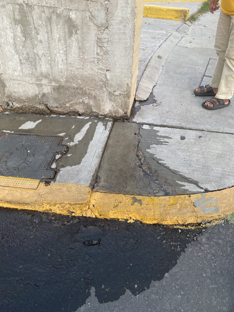 oscargomten's tweet photo. fuga de agua #reporte @CEAservcliente  @MpioCorregidora @RobertSosaP  calle avenida camino dorado en colonia candiles https://t.co/sN1GjxPlll