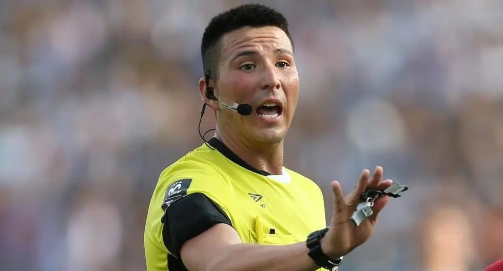 Kevin Ortega está DESTROZANDO la imagen del arbitraje peruano a nivel internacional. Lo que ha sancionado en el Paranaense - Bolívar no tiene sentido.

Vergüenza.