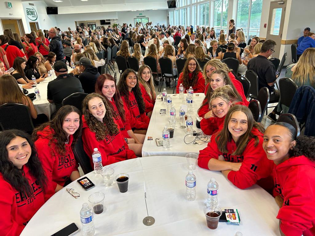 EaglesElite06's tweet photo. A little fun before the games begin tomorrow. Great banquet featuring the best Canada has to offer!!! https://t.co/FQy5HXw87v