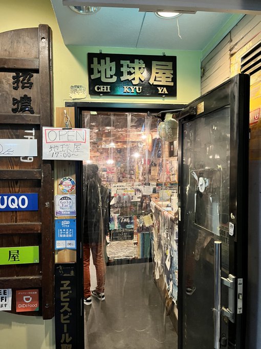 それから4年余り。平均したら月に2回くらいしか顔を出してなかったかもしれない。
それでもサヨさんには仲良くしてもらった。店がハネた後に飲みに連れていってくれたり、僕が落ち込んでいるのを悟ってくれたかのようにプライベートで飲みに誘ってくれたこともあった。DEEP木屋町を教えてもらった。 