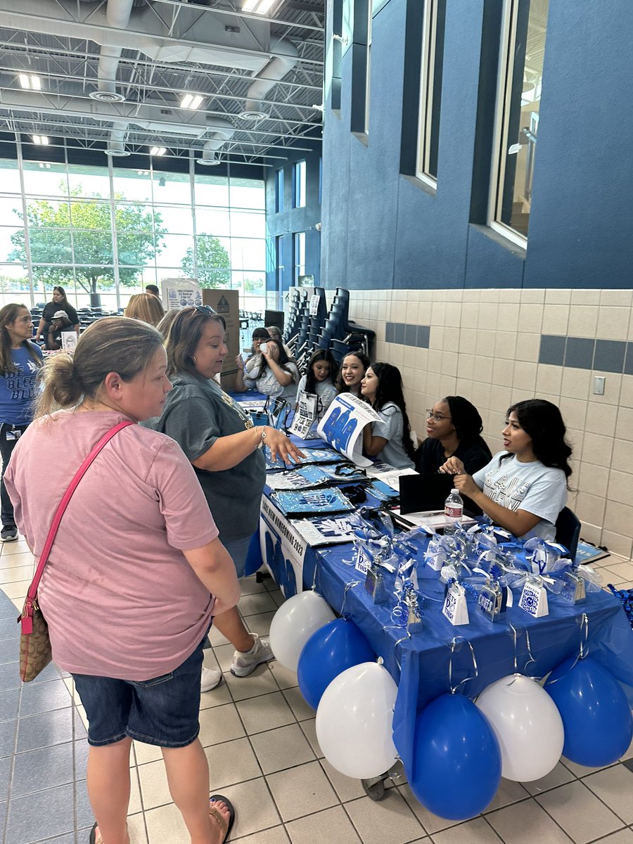 regandar43's tweet photo. Kicking off the year at Orientation! Thanks to all our families that joined us this evening!  @sa_lakeviewHS https://t.co/kagKJr24iA