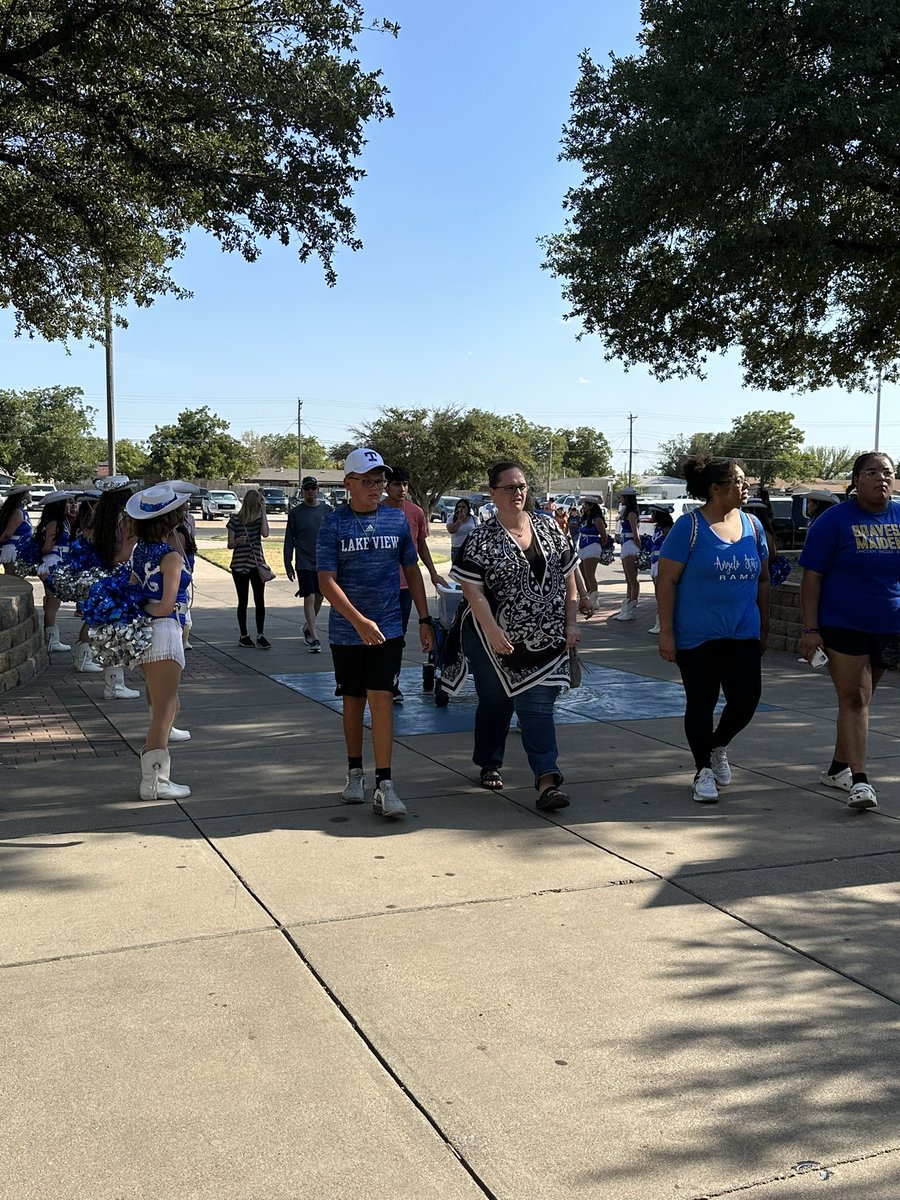 regandar43's tweet photo. Kicking off the year at Orientation! Thanks to all our families that joined us this evening!  @sa_lakeviewHS https://t.co/kagKJr24iA